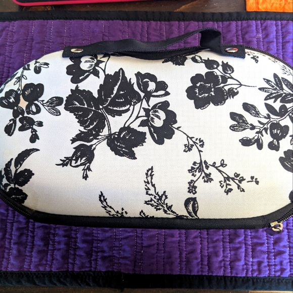 Jacky's Collection molded bra purse in white and black lace - Picture 2 of 3